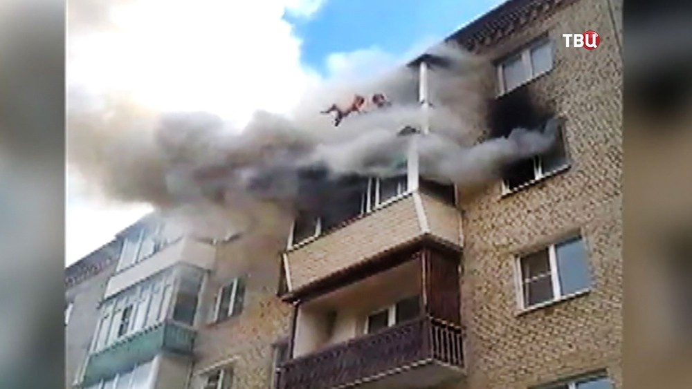 Жители Струнино спасают семью из горящей квартиры