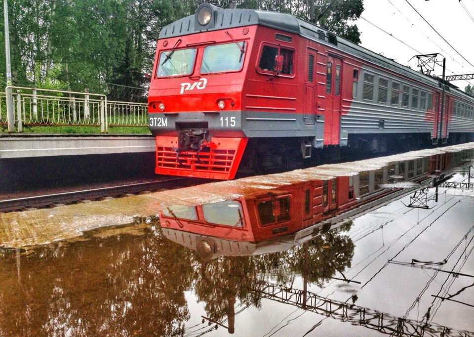 Подмосковье поезд. Подмосковные электрички. Подмосковные пригородные электрички. Старые электрички в Подмосковье. Вагон электрички Подмосковье.