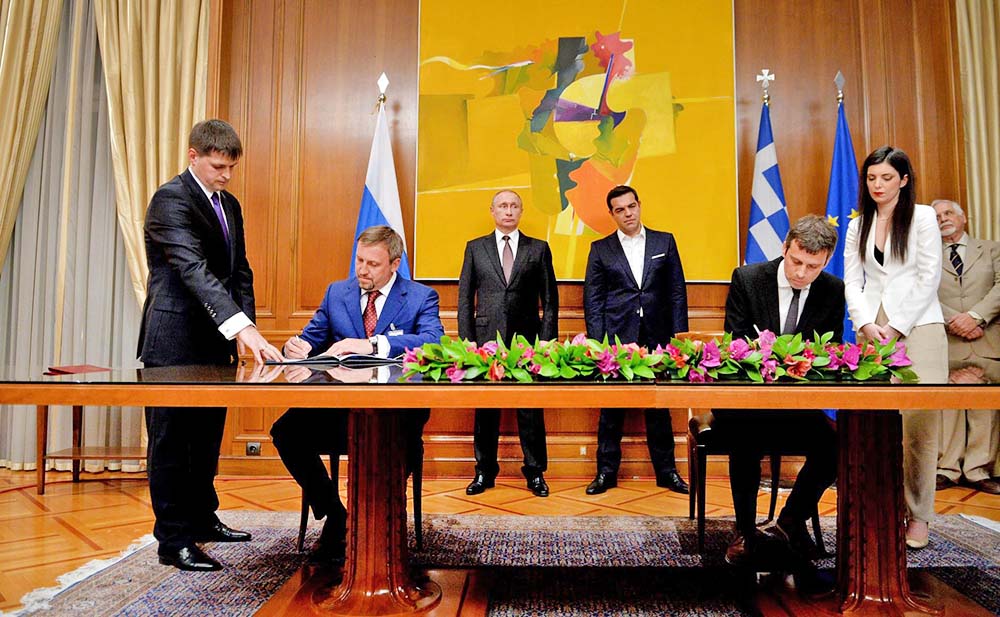 Президент России Владимир Путин и премьер-министр Греческой Республики Алексис Ципрас на церемонии подписания российско-греческих документов
