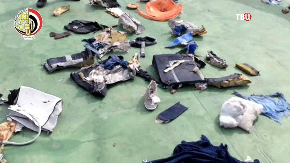 Личные вещи пассажиров потерпевшего крушение самолёта EgyptAir