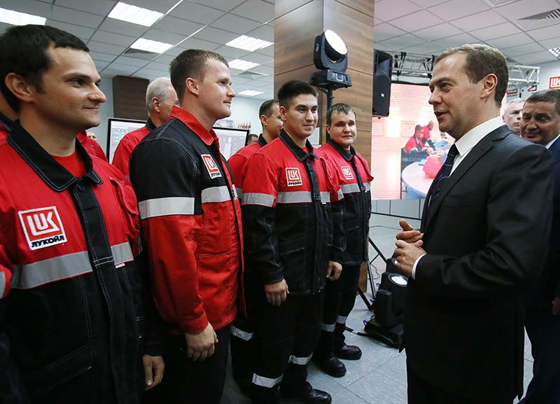 Дмитрий Медведев во время встречи с сотрудниками НПЗ "Лукойл"