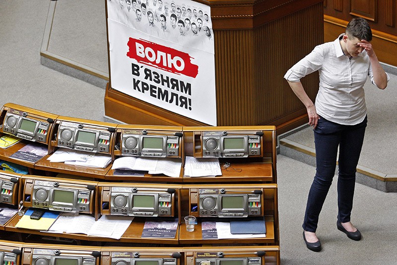 Надежда Савченко во время заседания Верховной Рады Украины