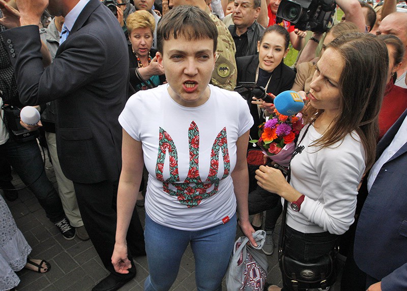 Надежда Савченко во время общения с журналистами 