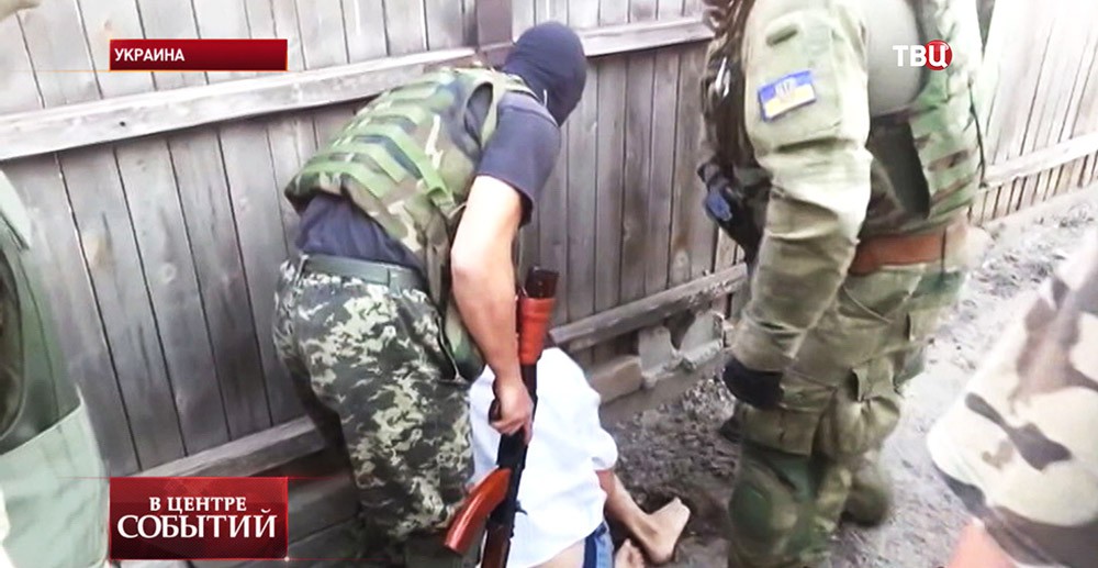 Украинские солдаты избивают мирного жителя 