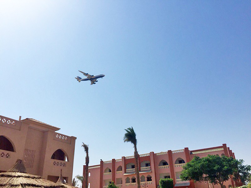 Самолет в небе над Египтом