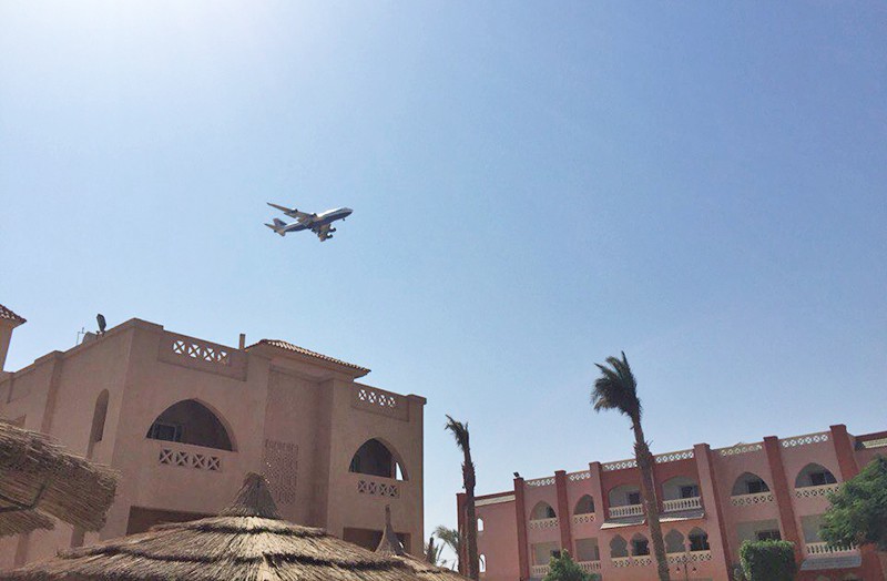 Самолет в небе над Египтом