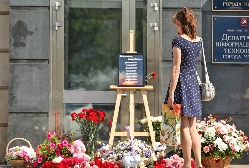 Возложение цветов у здания департамента труда и соцзащиты Москвы в связи с трагедией в Карелии
