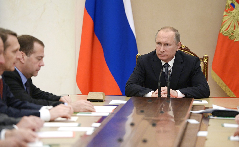 Президент России Владимир Путин проводит совещание