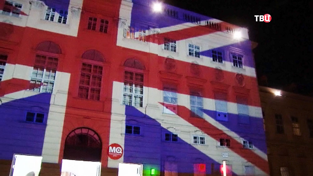 Подсветка здания изображением флага Великобритании