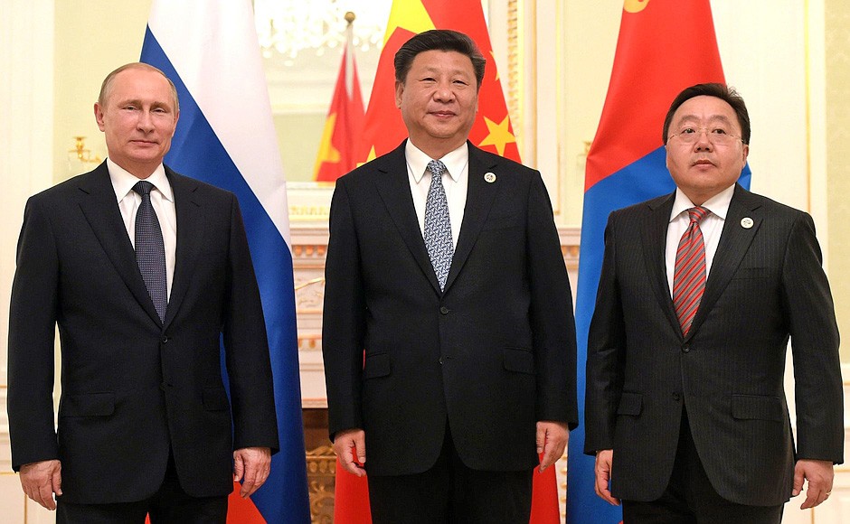 Президент России Владимир Путин, председатель КНР Си Цзиньпин и президент Монголии Цахиагийн Элбэгдорж