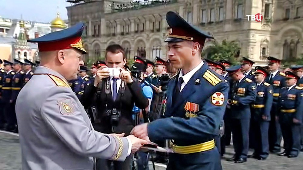 Поздравление офицеров с окончанием Общевойсковой академии Вооруженных сил 