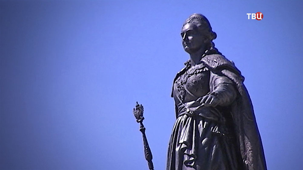 Десятиметровый памятник Екатерине II доставлен в Симферополь