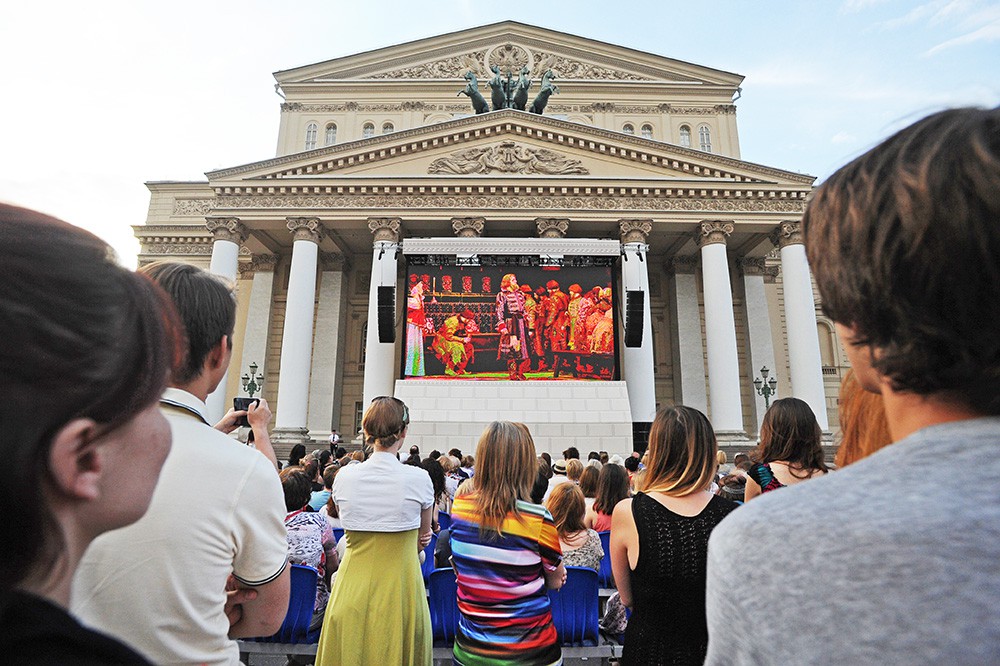Трансляция оперы Большого театра на фасаде здания