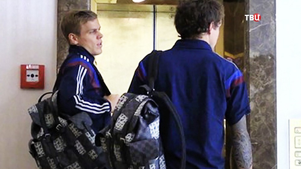 Александр Кокорин и Павел Мамаев с рюкзаками Louis Vuitton