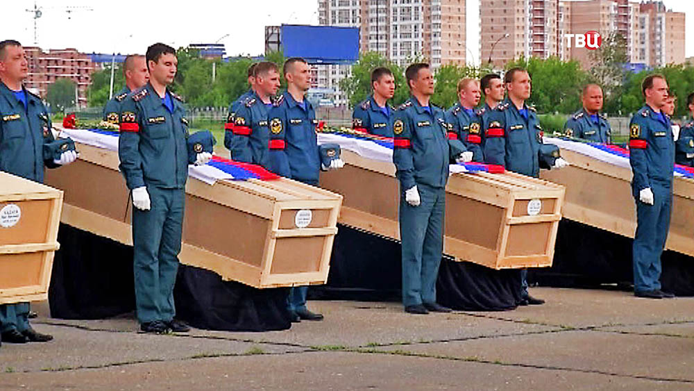 Доставили тела членов экипажа разбившегося под Иркутском Ил-76 