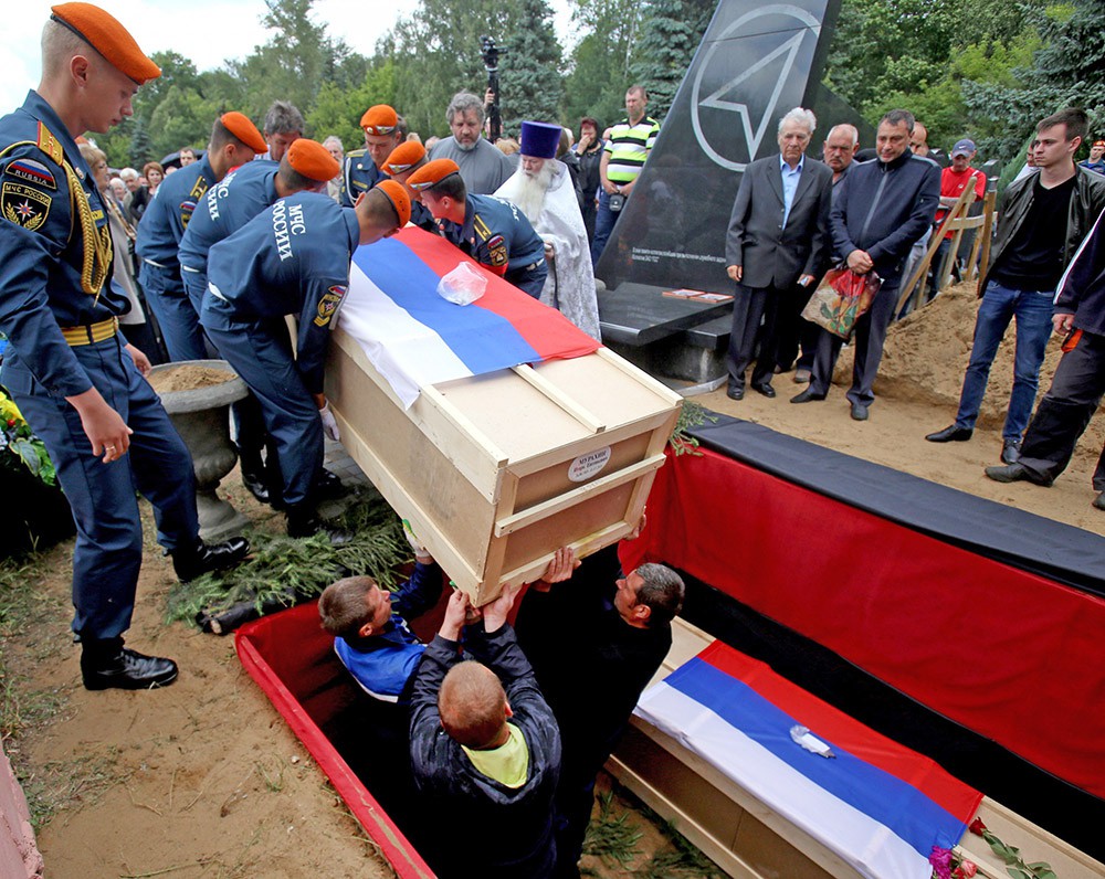 Похороны членов экипажа Ил-76 МЧС России