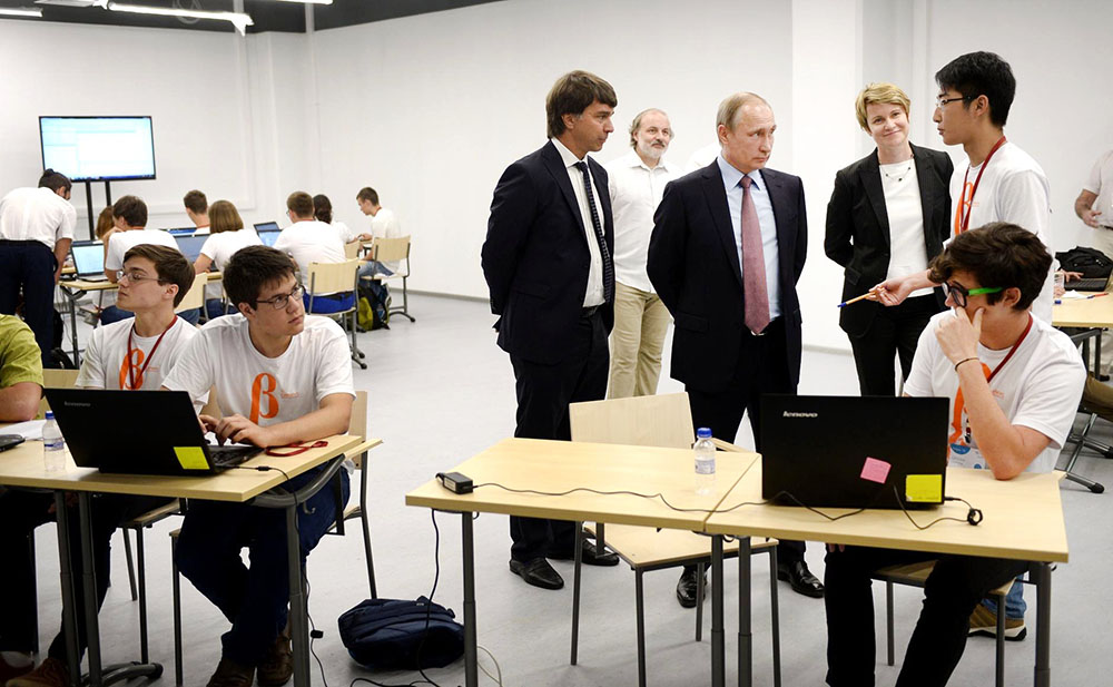 Президент России Владимир Путин в образовательном центре для одарённых детей "Сириус"