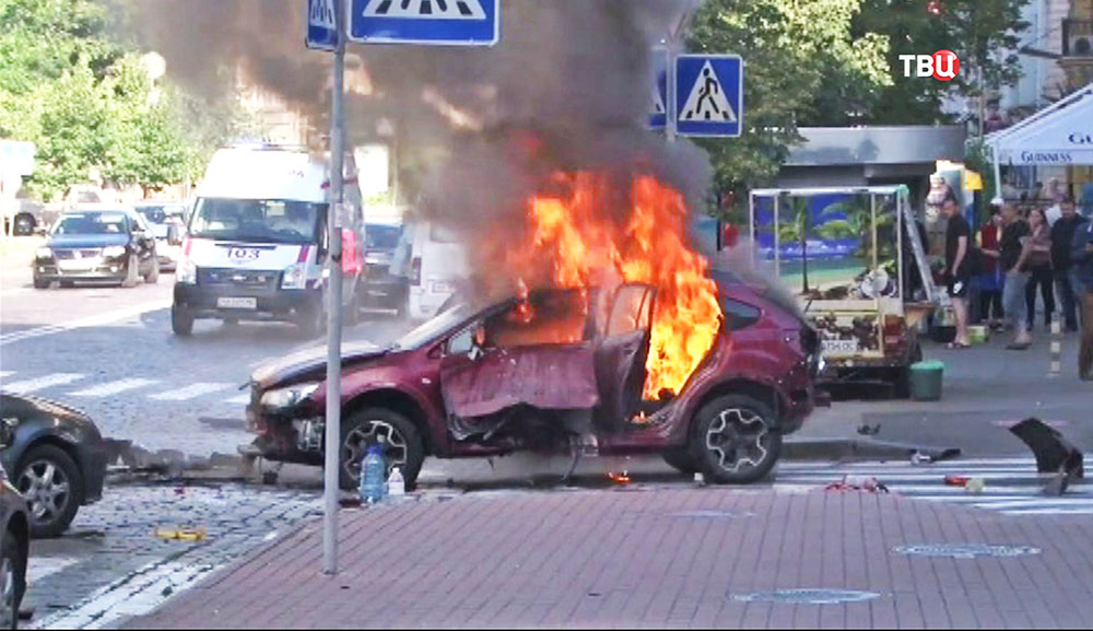 Последствия взрыва автомобиля с журналистом Павлом Шереметом  