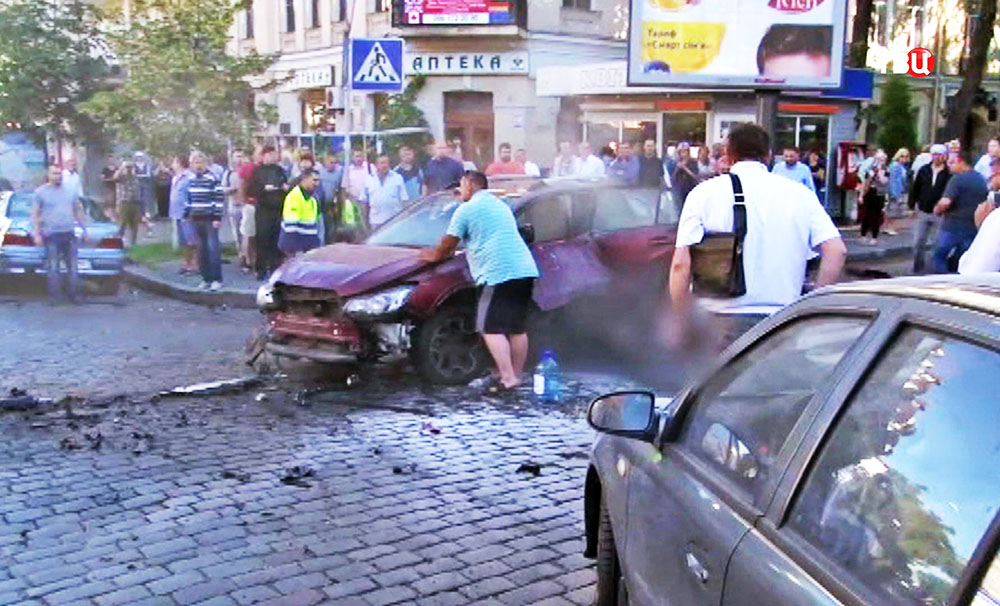 Последствия взрыва автомобиля с журналистом Павлом Шереметом  