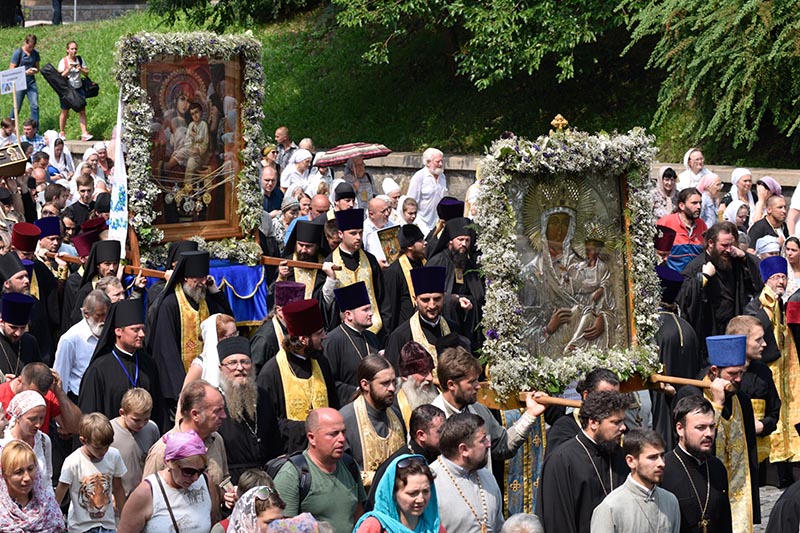 Участники Всеукраинского крестного хода мира, любви и молитвы за Украину