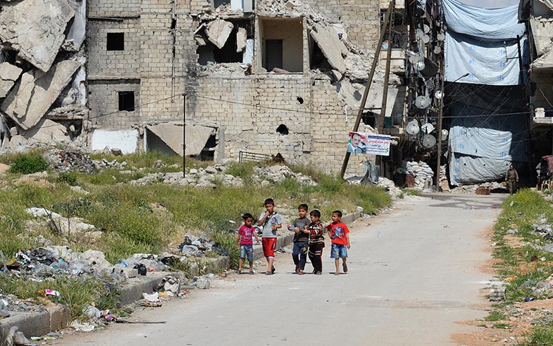 Дети в разрушенном районе Салах-ад-дин в Алеппо