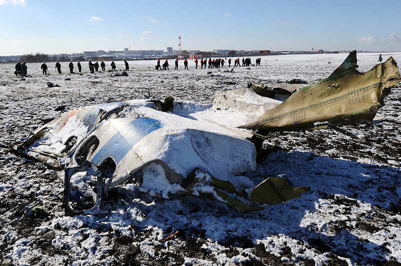 На месте крушения пассажирского самолета Boeing-737-800, который разбился при посадке в аэропорту Ростова-на-Дону