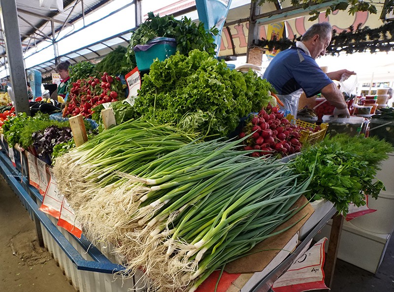 Продажа зелени и овощей на продовольственном рынке