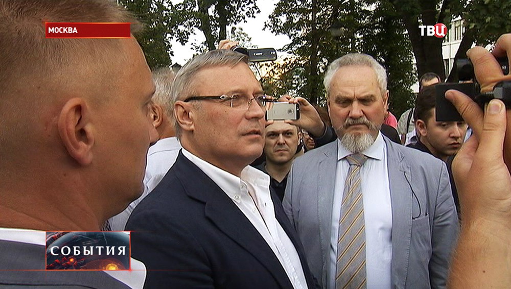 Лидер партии ПАРНАС Михаил Касьянов во время встречи с избирателями 