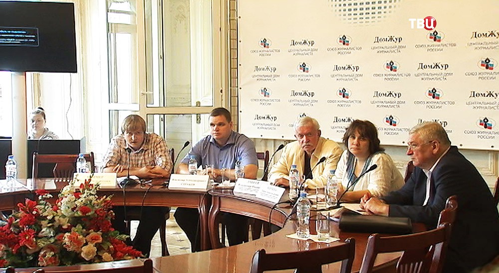 Участники пресс-конференции, посвящённой будущему коммунистического движения в России