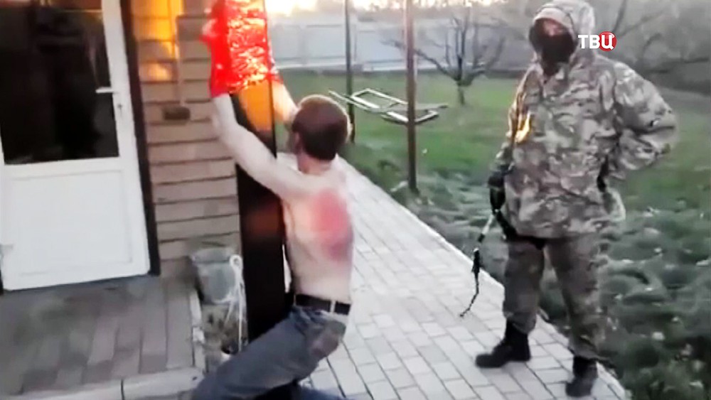 Издевательства украинских военных над пленными 