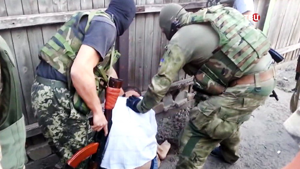 Издевательства украинских военных над пленными 