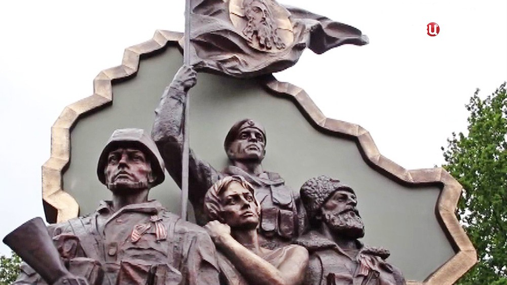 Памятник погибшим ополченцам "Они стояли за Родину" в Луганске