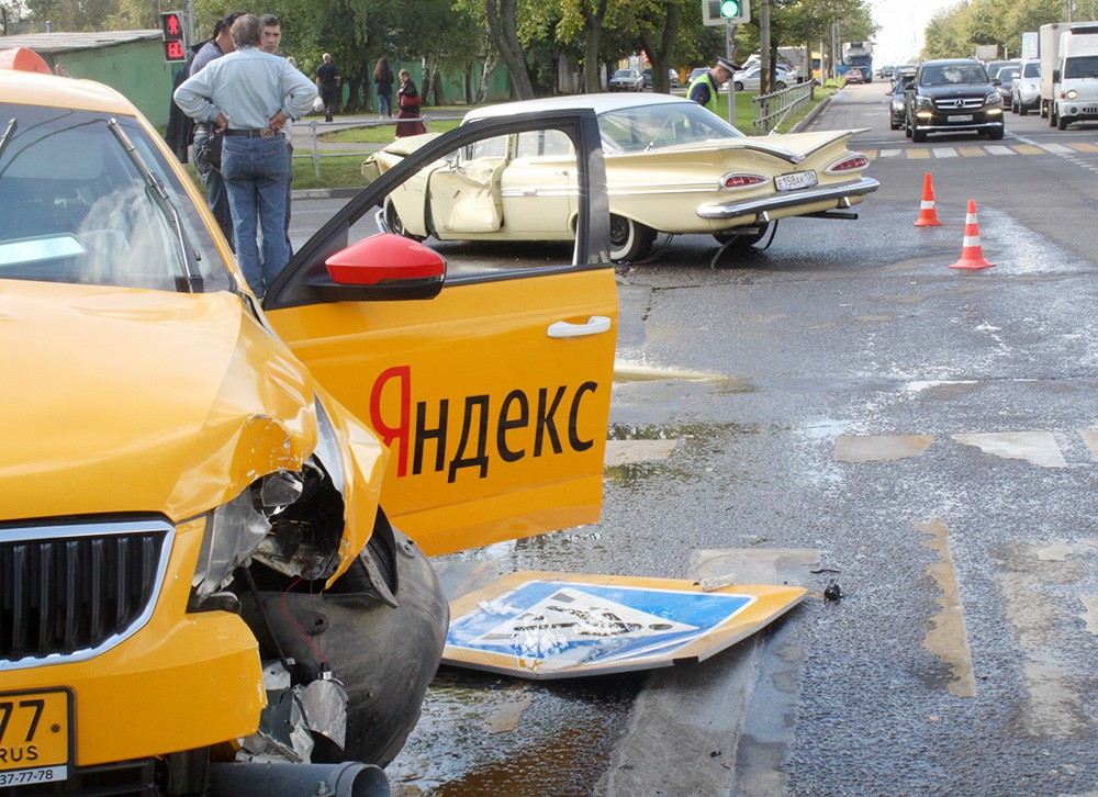 Последствия ДТП с участием такси и раритетного Chevrolet 1954 года