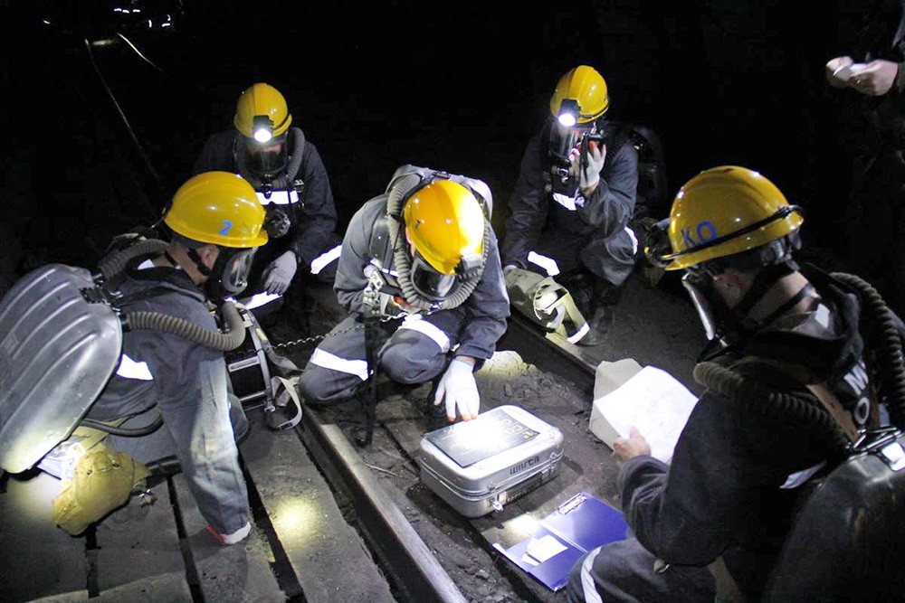Спасатели МЧС в шахте