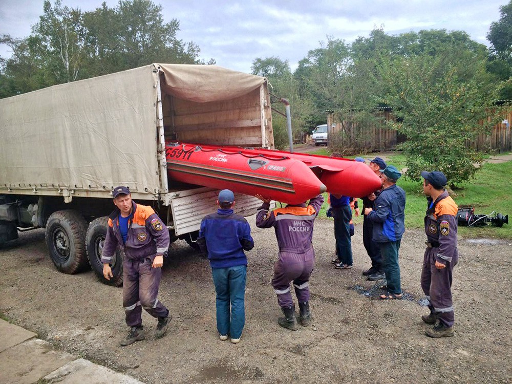 Работа спасателей МЧС в зоне паводка