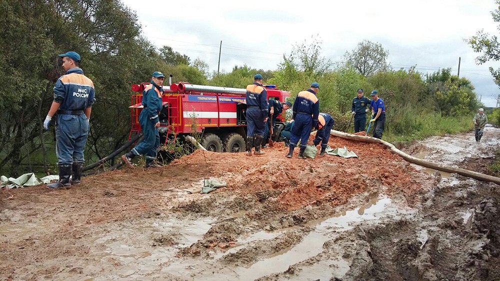 Спасатели МЧС устраняют последствия паводка