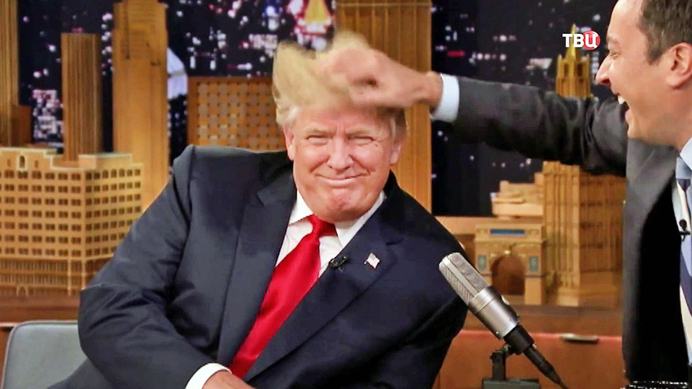 Ведущий телешоу взъерошил волосы Дональду Трампу