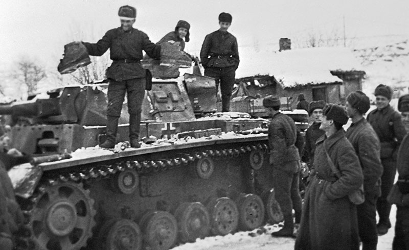 Солдаты и офицеры осматривают подбитый немецкий танк