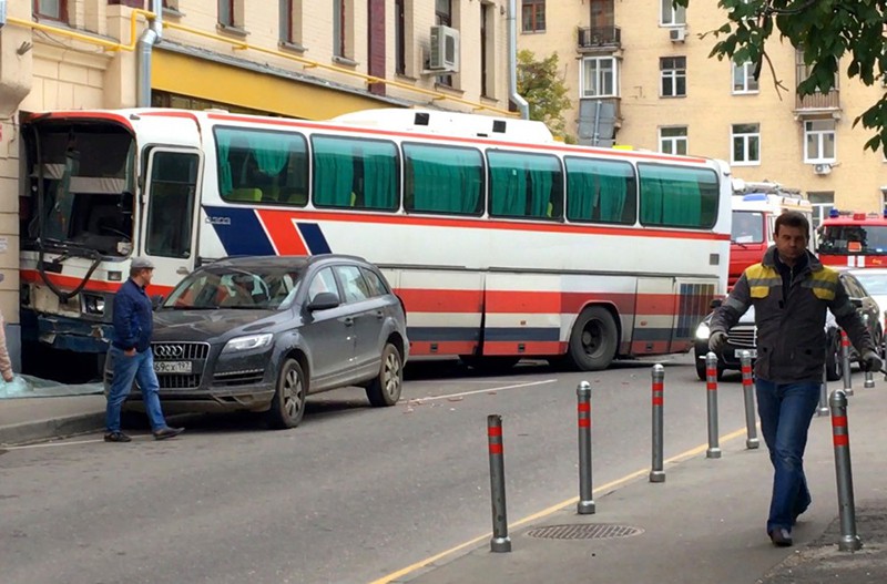 Последствия ДТП с участием автобуса в 1-м Вражском переулке 