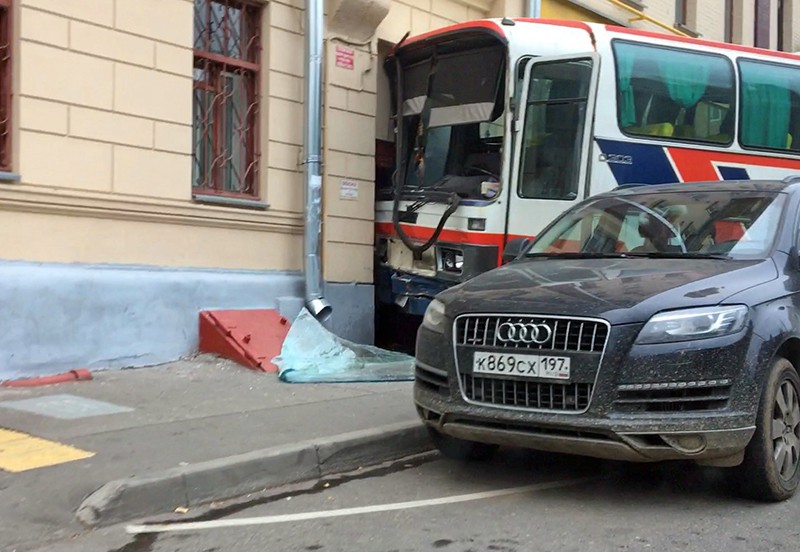 Последствия ДТП с участием автобуса в 1-м Вражском переулке 
