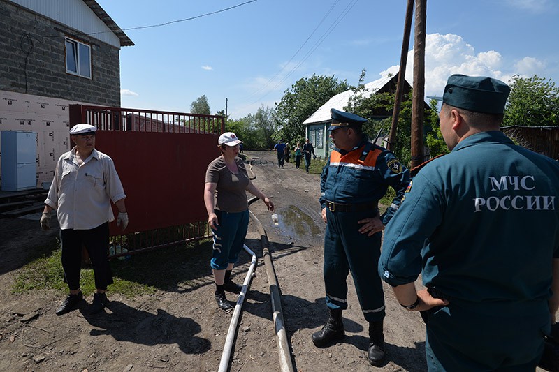 Сотрудники МЧС России разговаривают с местными жителями