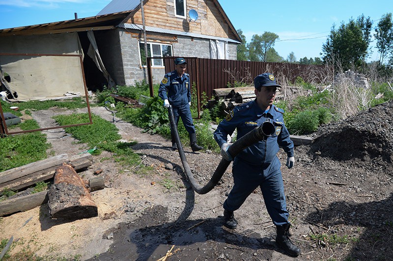 Сотрудники МЧС России откачивают воду из подвалов жилых домов