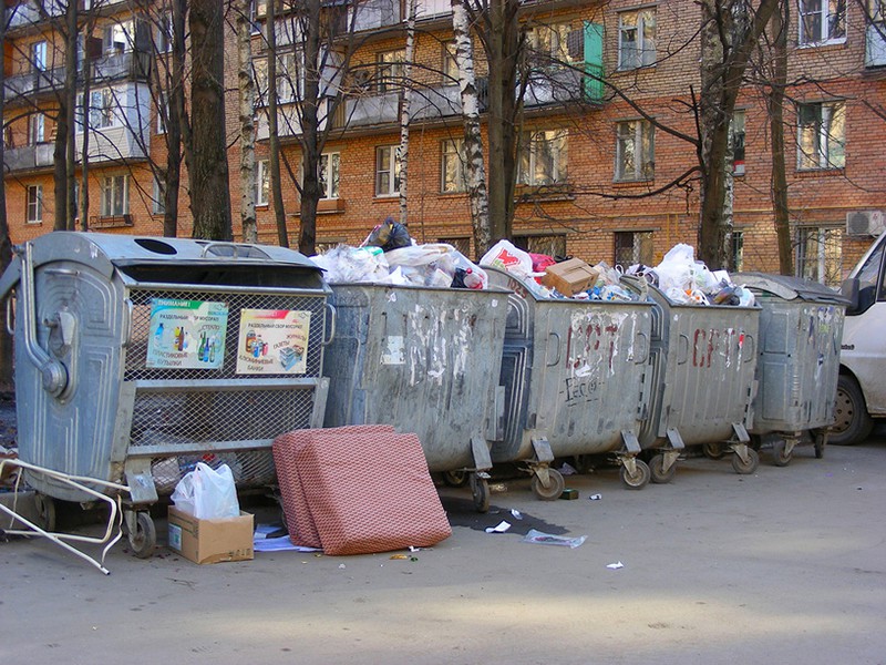 Фото мусорки во дворе