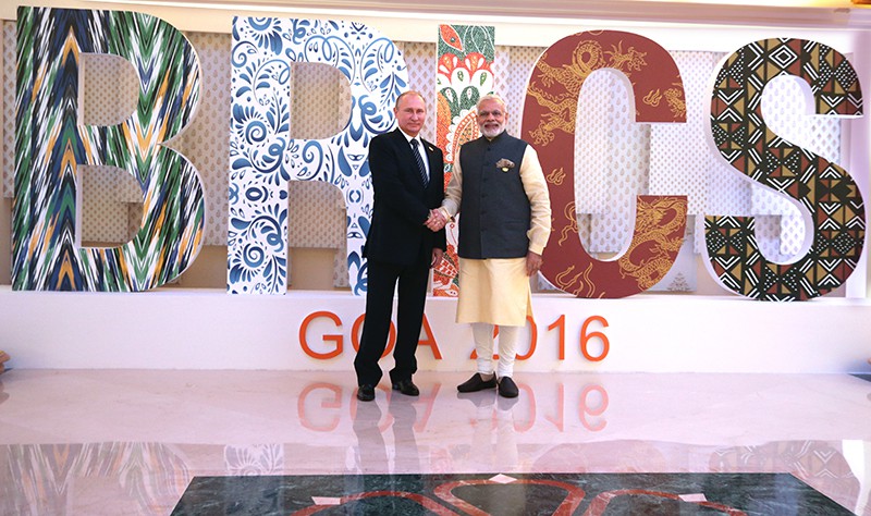 Президент России Владимир Путин на церемонии приветствия премьер-министром Республики Индии Нарендрой Моди