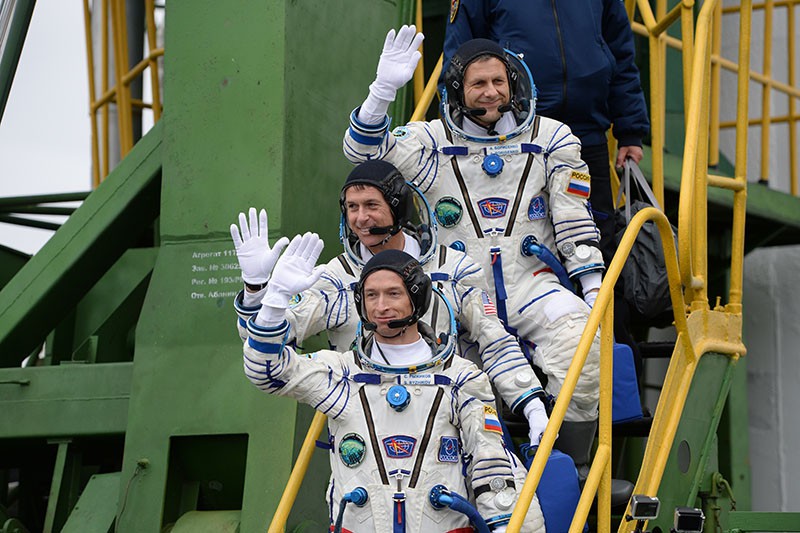 Члены основного экипажа 49/50-й экспедиции на МКС космонавт Роскосмоса Андрей Борисенко, астронавт НАСА Шейн Кимброу и космонавт Роскосмоса Сергей Рыжиков (сверху вниз)