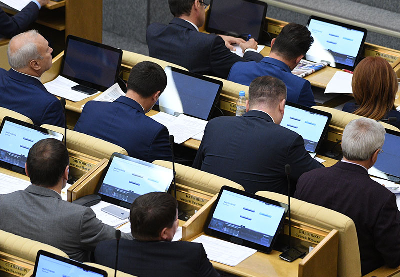 Депутаты на пленарном заседании Госдумы России 