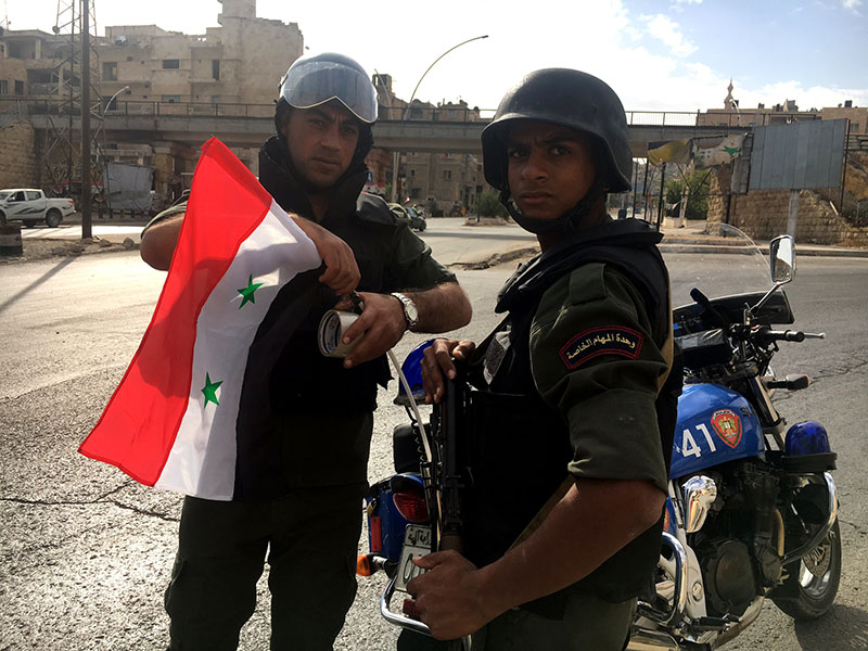 Сотрудники полиции готовятся к выходу мирных граждан и боевиков из восточного Алеппо