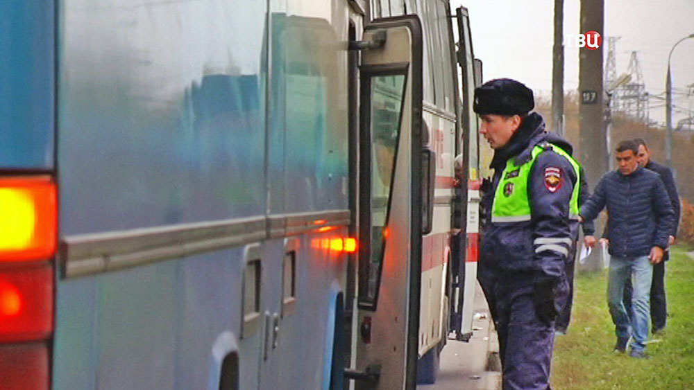 Инсектор ДПС проверяет нелегальный автобус