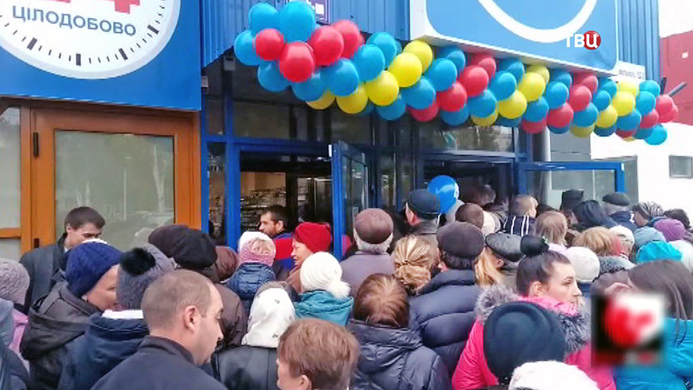 Массовая давка в супермаркете на Украине