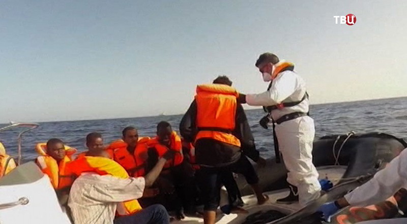 Береговая охрана и лодка с мигрантами